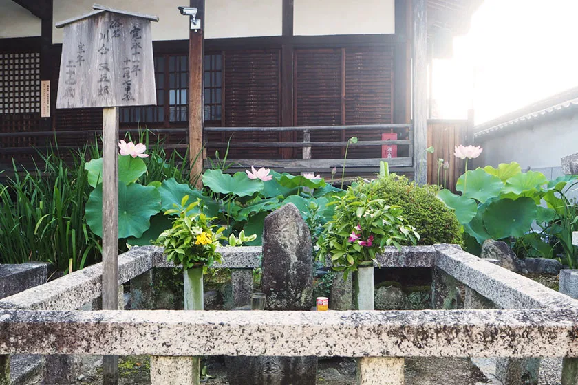 本堂手前に位置する河合又五郎の墓所