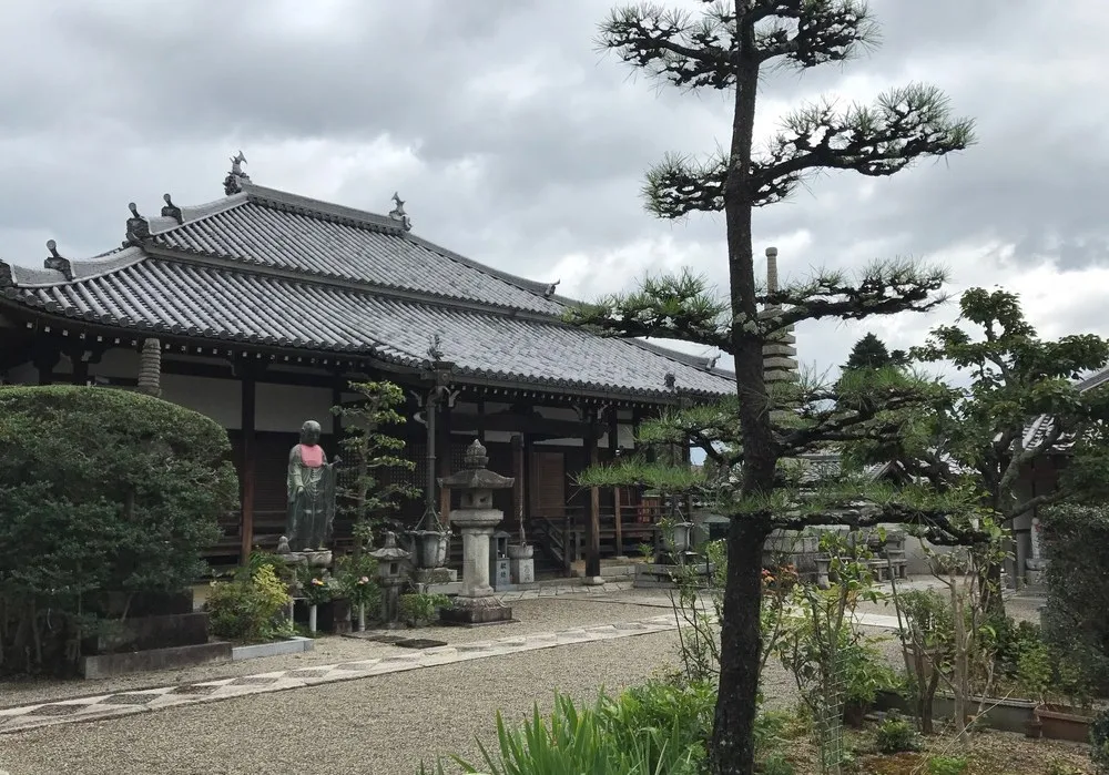 萬福寺 本堂と境内の眺め